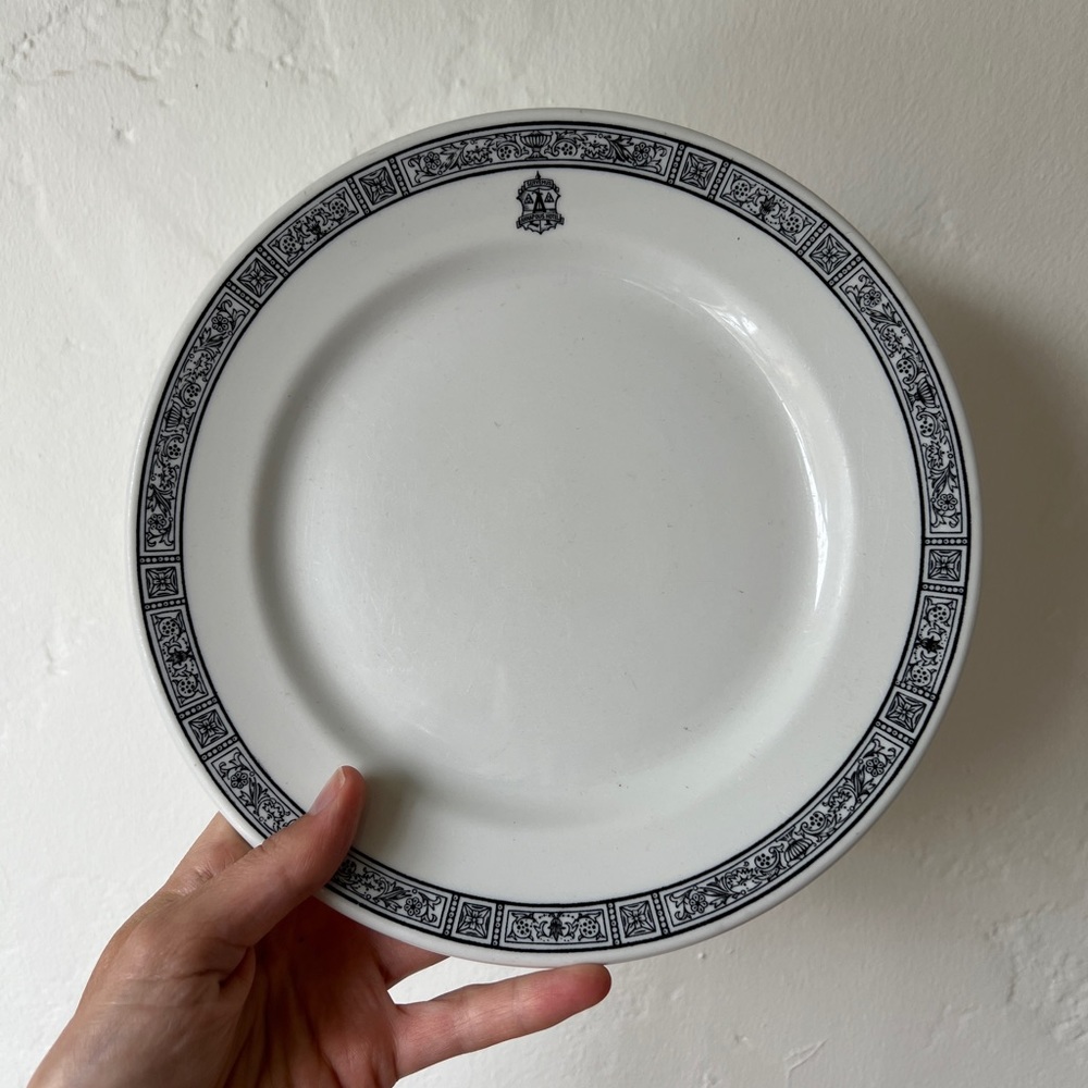 Vintage hotel serveware dinner plate Annapolis Hotel Grecian Mayer China